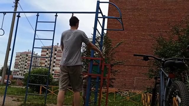 Как накачаться во дворе | Брусья смотреть онлайн