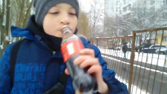 што будет если ментас кинуть в кока-колу без Сахара🤔 смотреть онлайн