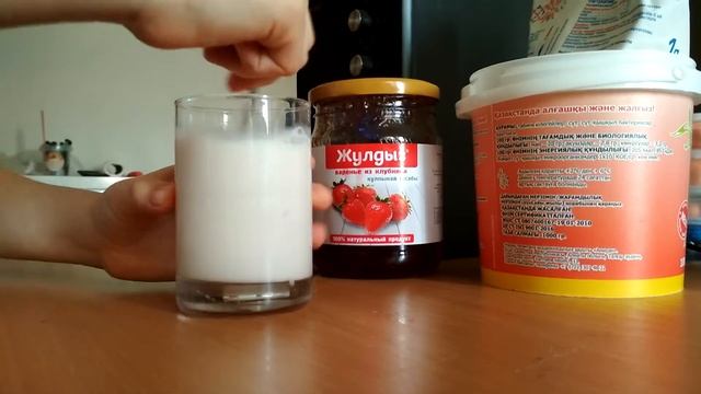 Молочный коктейль с клубничным вареньем очень вкусно!!! смотреть онлайн