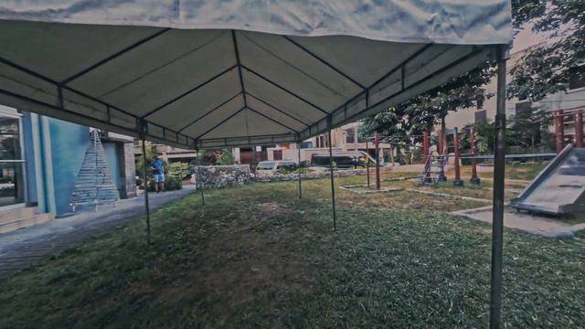 Flying low and close at the Village Park - DJI Avata FPV смотреть онлайн