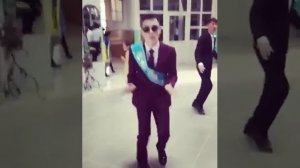 Парень нереально круто танцует на ВЫПУСКНОМ!!!!