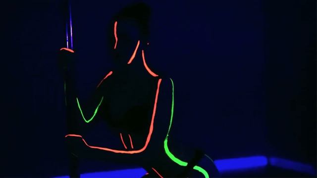 Pole dance UF light \ танец в ультрафиолетовой свете. смотреть онлайн