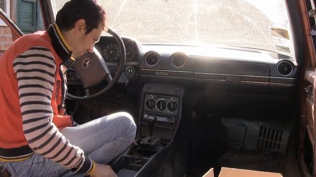 Восстанавливаем Mercedes w123 230E видео 8, снимаем бар и магнитолу Car Tuning Mercedes 123 смотреть онлайн