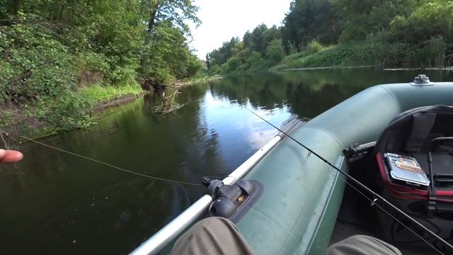 ЧУМНЫЕ ПОКЛЁВКИ! Ух и прёт! Рыбалка в глуши, среди коряг и травы. Ловля на спиннинг. смотреть онлайн