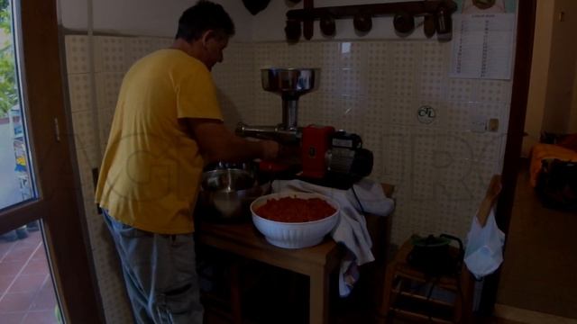 Passapomodoro New O.M.R.A. New-Line 5: montaggio e funzionamento del prodotto con motore elettrico смотреть онлайн