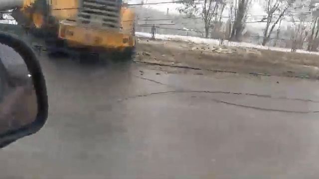 На Костюкова в районе спуска с "Технолога" фронтальный погрузчик снес столб, что привело к обрыву Л смотреть онлайн