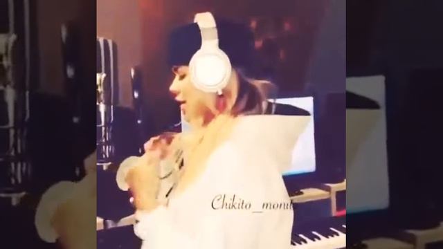 кто знает как называется эта песня и кто поет?