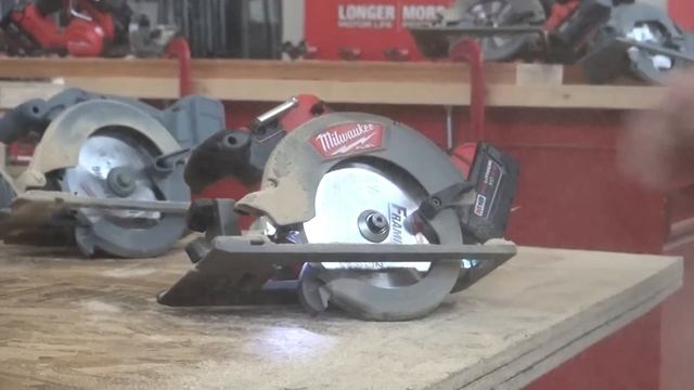 Milwaukee M18 FUEL™ 6-1/2" Circular Saw Preview смотреть онлайн