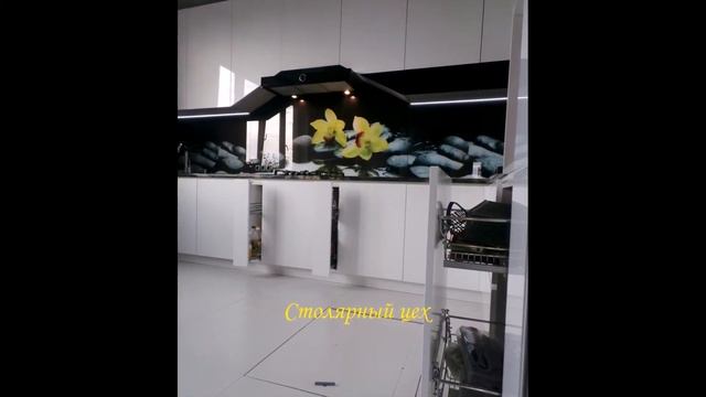 Кухня белые фасады рабочая стена фартук с фотопечатью (скинали) смотреть онлайн