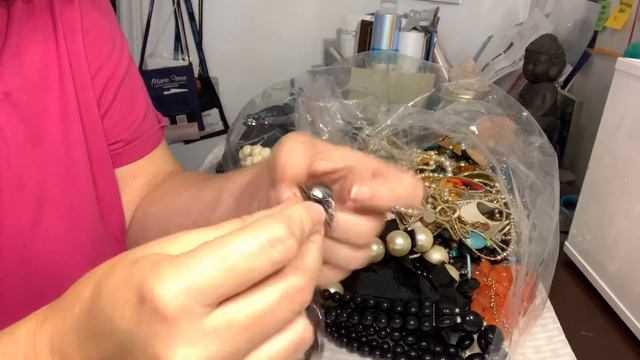 15 lb Goodwill Jewelry Haul- This one was a surprise!! смотреть онлайн