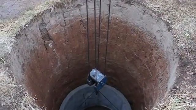 колодец опускают кольца MAQ09470 смотреть онлайн