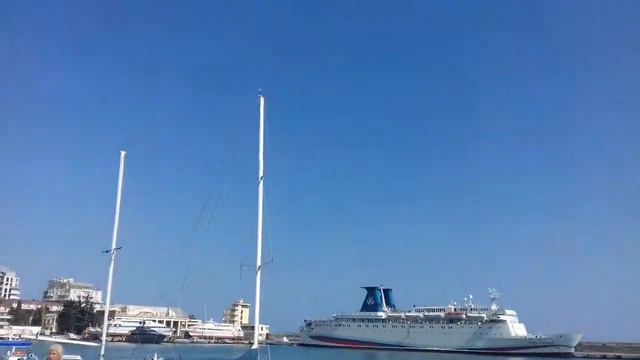 Круизный лайнер Князь Владимир порт Ялта смотреть онлайн