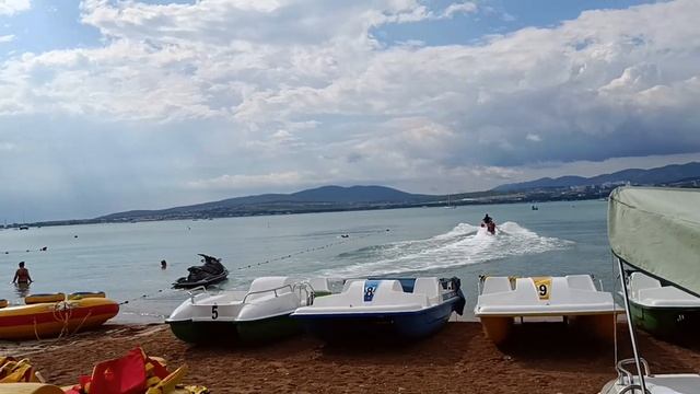 Геленджик, Россия. Прогулка по пляжу Дельфин ? смотреть онлайн