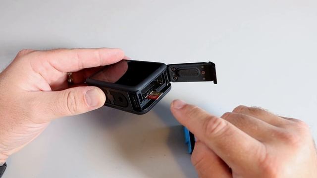 How to Install the Battery & Memory Card - GoPro Hero 10 Black смотреть онлайн