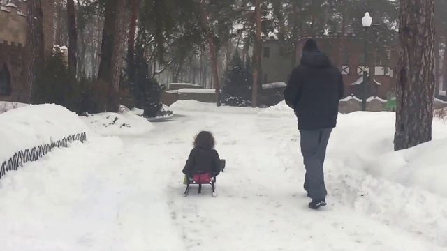 Радиоуправляемый монстр трак тянет ребенка на санках смотреть онлайн