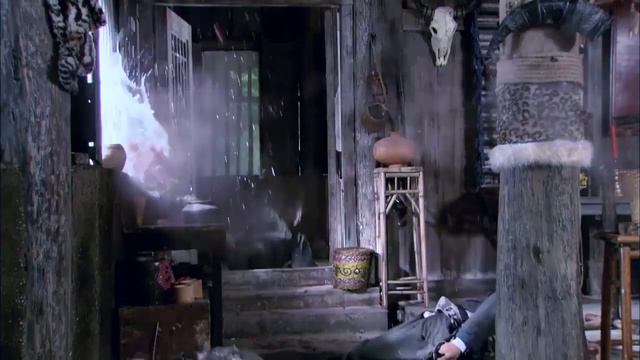 妹子回寨子，結果發現村民全被殺害，妹子巧用計策火燒惡霸！ ⚔️ 戰爭 смотреть онлайн