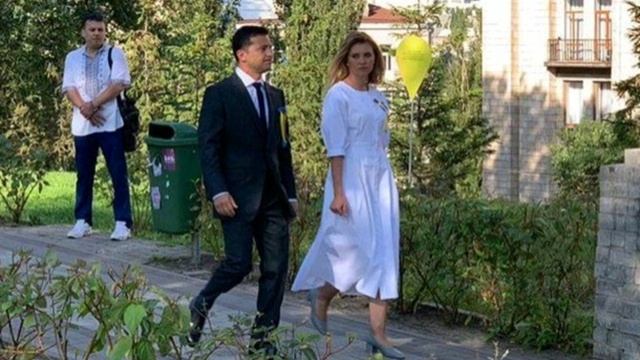 Зеленская на День Независимости была в платье от жены Кошевого... смотреть онлайн