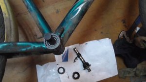 Как открутить чашку каретки со стороны звезды велосипеда СТЕЛС с болгаркой не женщиной 13.06.2023