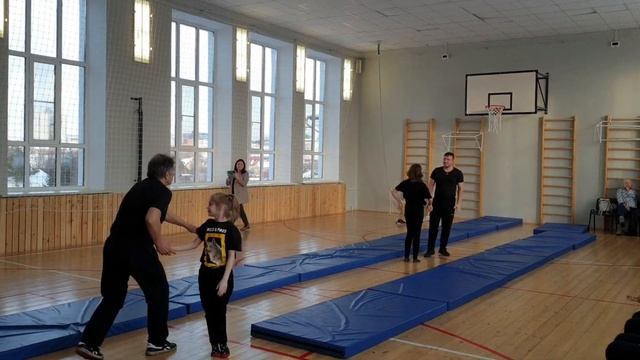 Показательное акробатическое выступление на семинаре учителей физической культуры в МБОУ "СОШ №12" смотреть онлайн