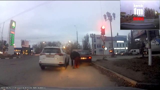 В Керчи иномарка врезалась в ВАЗ смотреть онлайн