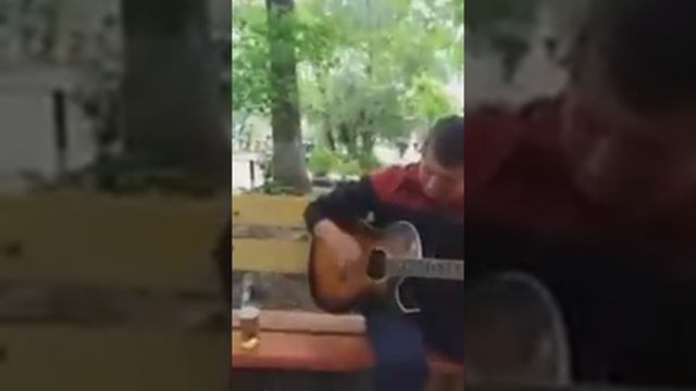 Парнишка круто играет и красиво поет свою песню смотреть онлайн