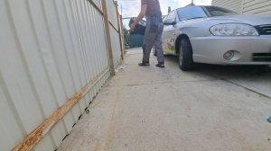 Как покрасить автомобиль запасным колесом и бутылкой.