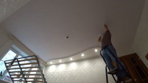 На тканевый натяжной потолок упала штукатурка!