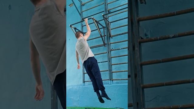 Подтягивания на одной руке (негативные) ✌️ #спорт #воркаут #воркаут #турник #турник #калистеника смотреть онлайн