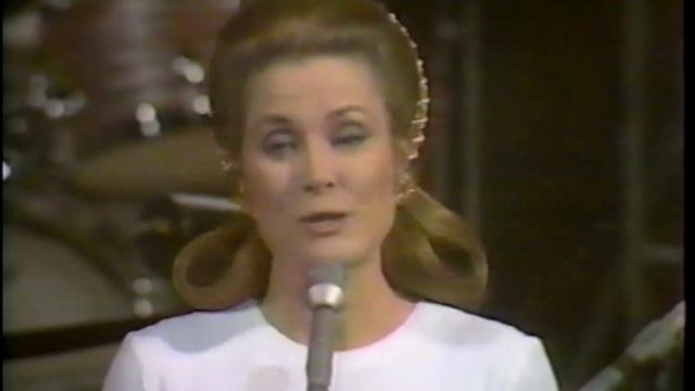 Princess Grace of Monaco introduces Frank Sinatra at Royal Albert Hall in 1969. смотреть онлайн