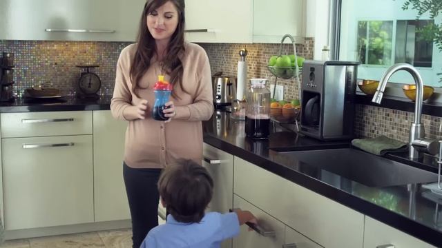 Munchkin Click-Lock Spill Proof Cup - How To Use Video | Babysecurity смотреть онлайн
