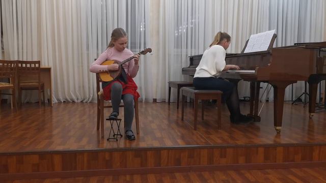 Маша Алексеева играет на домре смотреть онлайн