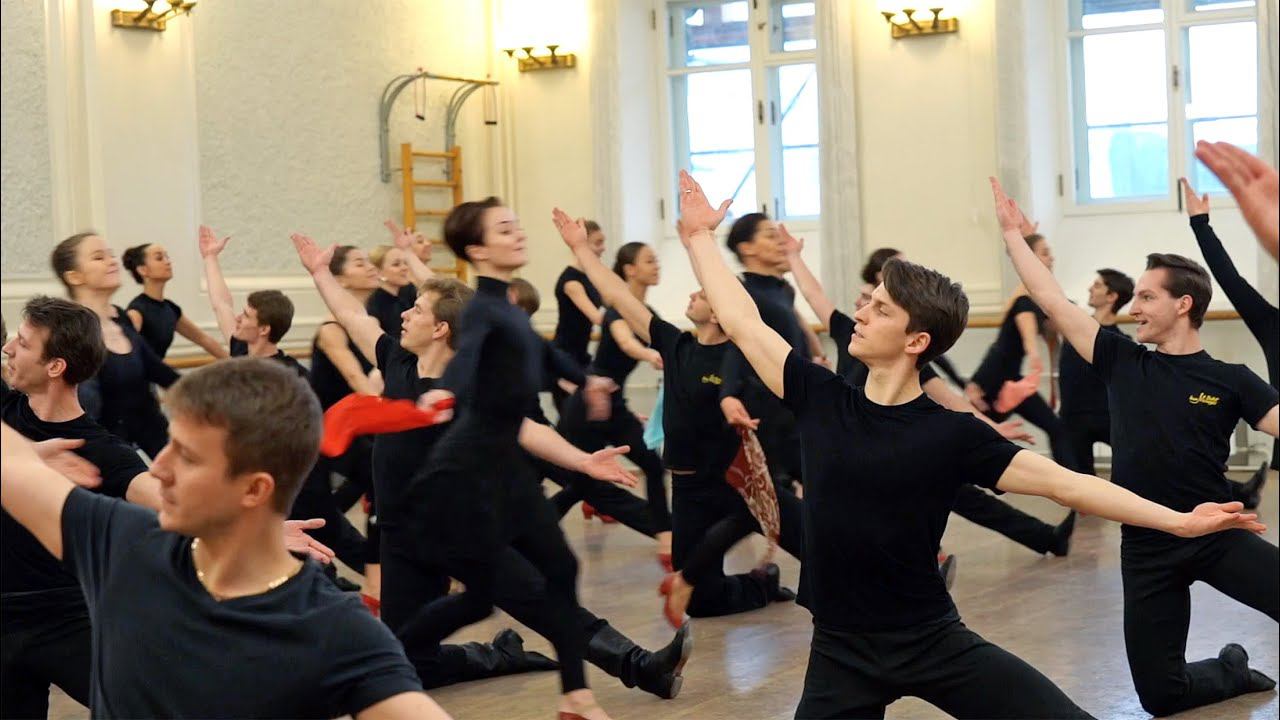 У нас нет первого, второго или третьего состава! У нас один единственный, в котором, все могут всё! смотреть онлайн