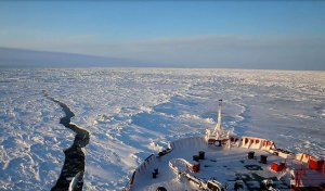 Атомный ледокол буксирует судно.