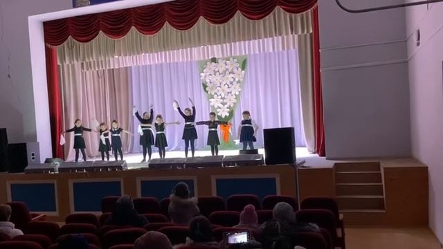 Младшая танцевальная группа «Солнышко» - танец «Платочки» смотреть онлайн
