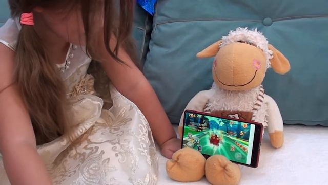 АНДЖЕЛИНКА ИГРАЕТ В ГОНКИ НА МАШИНКАХ ВМЕСТЕ С ЩЕНЯЧИМ ПАТРУЛЕМ! смотреть онлайн