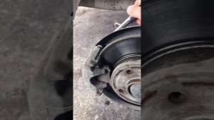 Самостоятельная замена задних тормозных колодок Citroen C4 (B7)