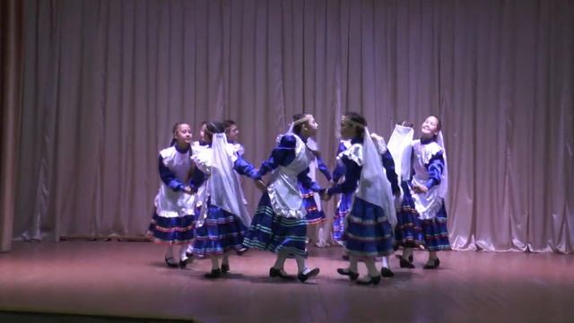 Хореографический коллектив «Палитра» филиала с. Кулуево исполняет татарский танец «Шаян бейеу». смотреть онлайн