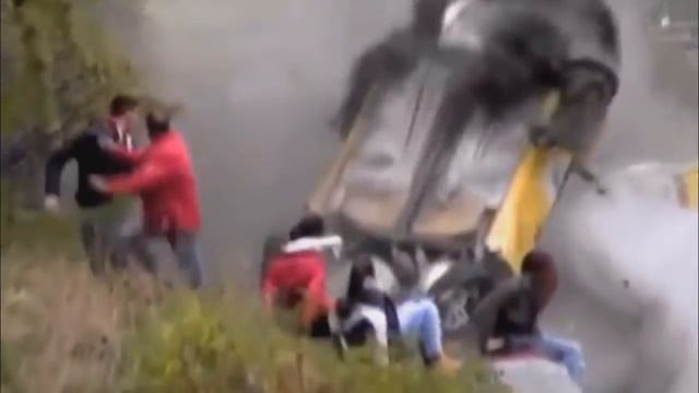 Спорткар вылетел с трассы прямо на зрителей! смотреть онлайн