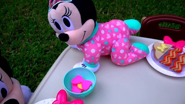 Настя и её друзья Микки и Минни маус с подарками смотреть онлайн