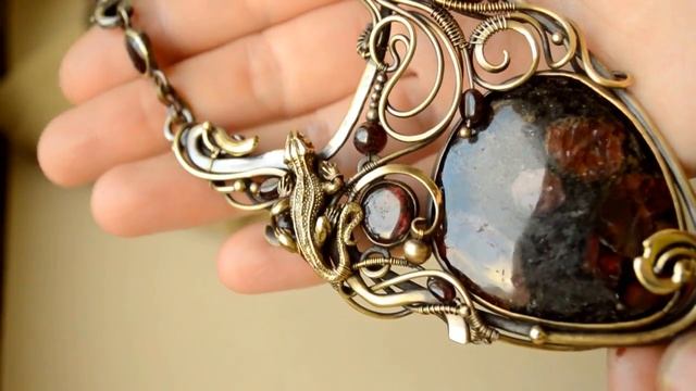 Колье с натуральными камнями гранат. Выполнено из латунной проволоки. смотреть онлайн