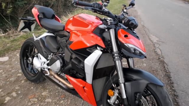 Ducati Streetfighter V2 UK Road Review – Better Than The V4!