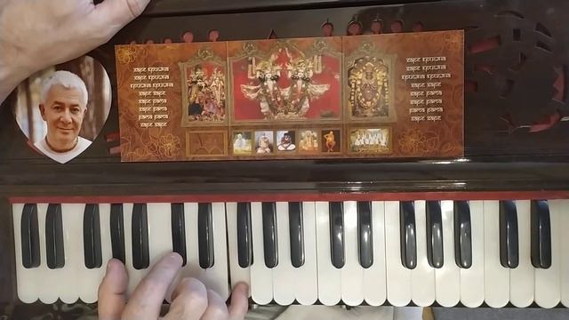 Урок киртан на фисгармонии ШАЧИНАНДАНА СВАМИ смотреть онлайн