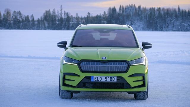 2023 Skoda Enyaq Coupe RS iV - Exterior and Driving смотреть онлайн