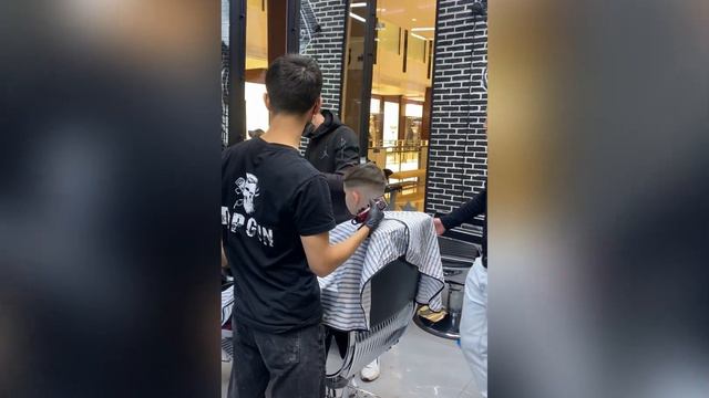 ЗАЛЕТЕЛ В ДОРОГУЮ ПАРИКМАХЕРСКУЮ ПРИВЕЛ СЕБЯ В ПОРЯДОК БЕСПЛАТНО И УШЕЛ. годный лайфхак смотреть онлайн