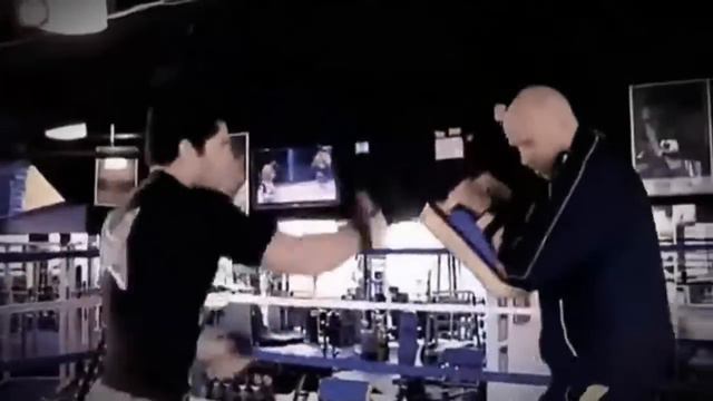 Scott Adkins  - Скотт Эдкинс вот так тринеруются