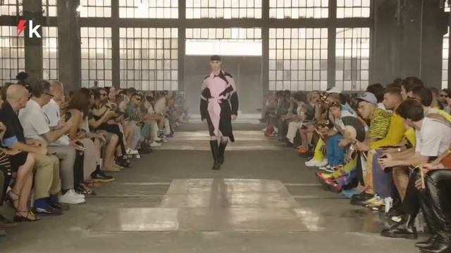 MOSCHINO - SPRING SUMMER 2023 - MEN смотреть онлайн