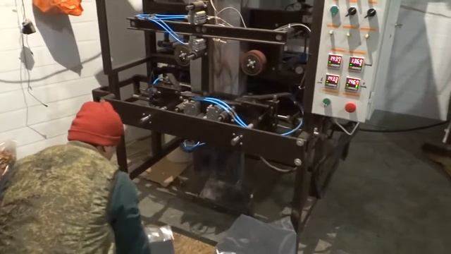 Фасовочно-упаковочный автомат для больших пакетов 2-15 кг. Фасует сыпучие и мелкоштучные продукты. смотреть онлайн