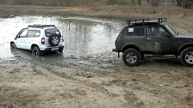 нива на Insa Turbo Special Trak вытаскивает шниву на зимней резине смотреть онлайн