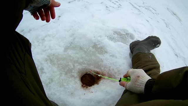 Зимняя ловля живца на мормышку!!! смотреть онлайн