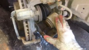 Как поменять передние колодки на автомобиле Hyundai Elantra XD